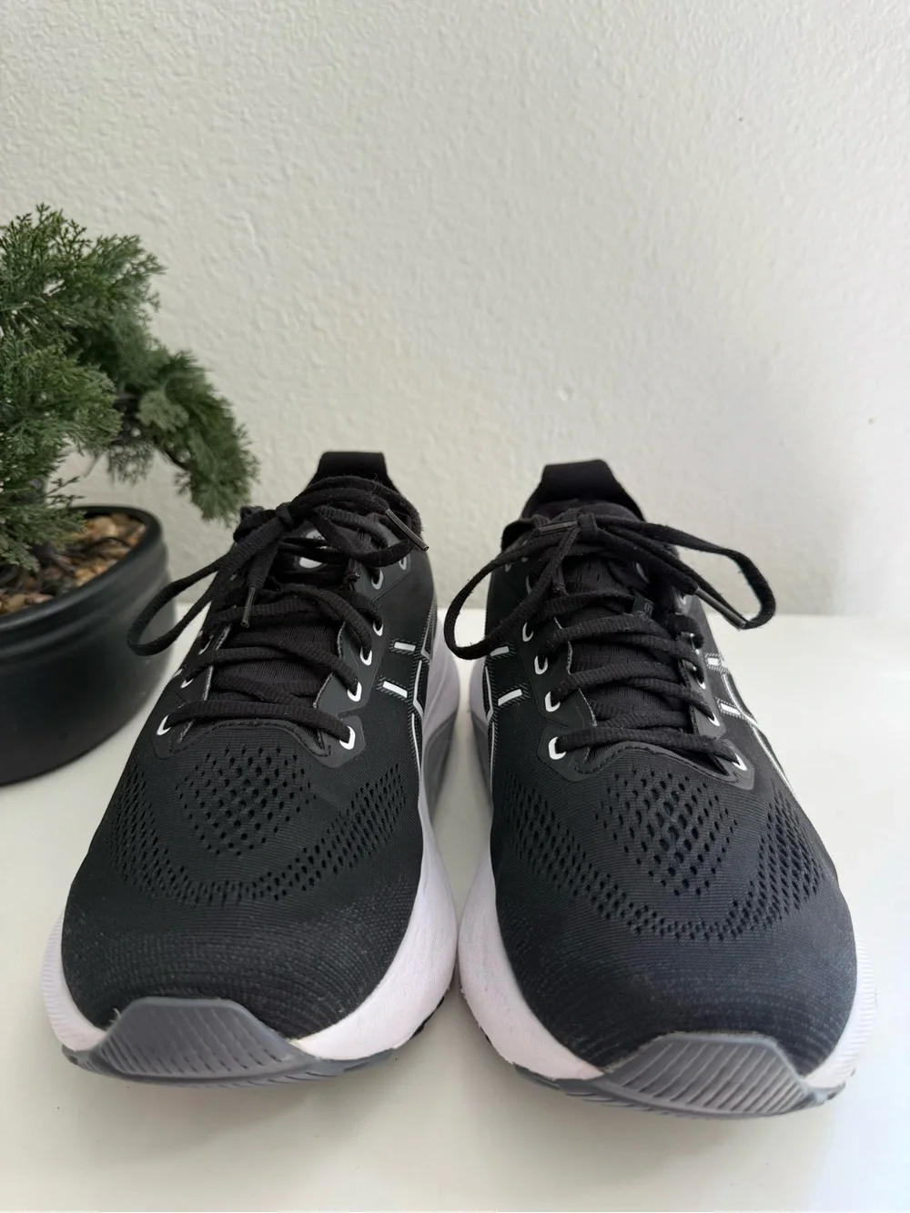 Asics Gel-kayano 31 women size 11 Black and White GEL-Kayano Athletic Shoes